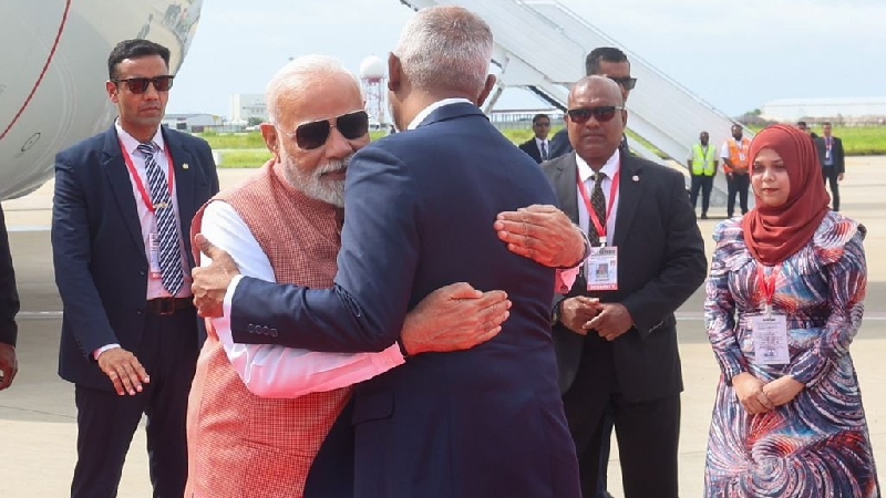 PM मोदी की कूटनीति के आगे झुके मालदीव के राष्ट्रपति मुइज्जू, पूरी कैबिनेट के साथ पहुंचे एयरपोर्ट, गले लगाकर किया स्वागत