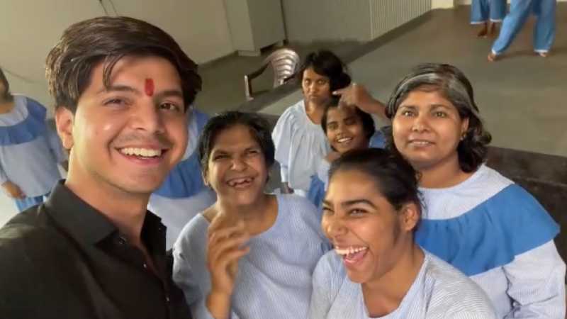 नोएडा का 'अपना घर' आश्रम: कॉर्पोरेट सुविधाओं को टक्कर दे रहा बेसहारा लोगों का आशियाना