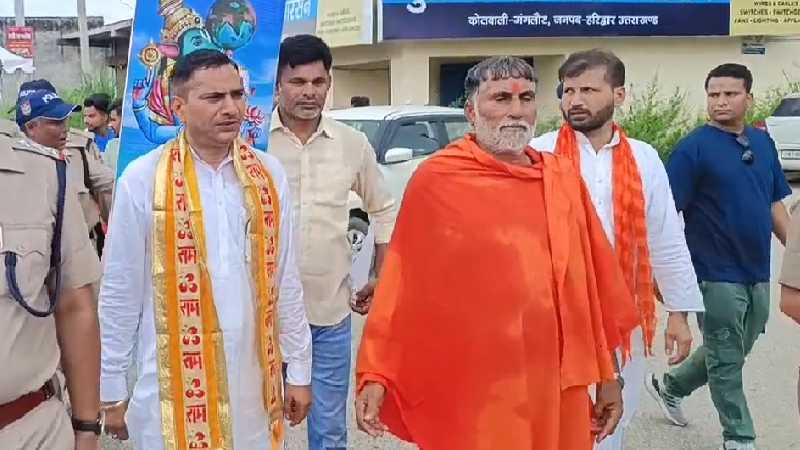 हरिद्वार: उत्तराखंड सीमा पर रोके गए स्वामी यशवीर आंदोलन पर अड़े, नरेश टिकैत को दिया करारा जवाब