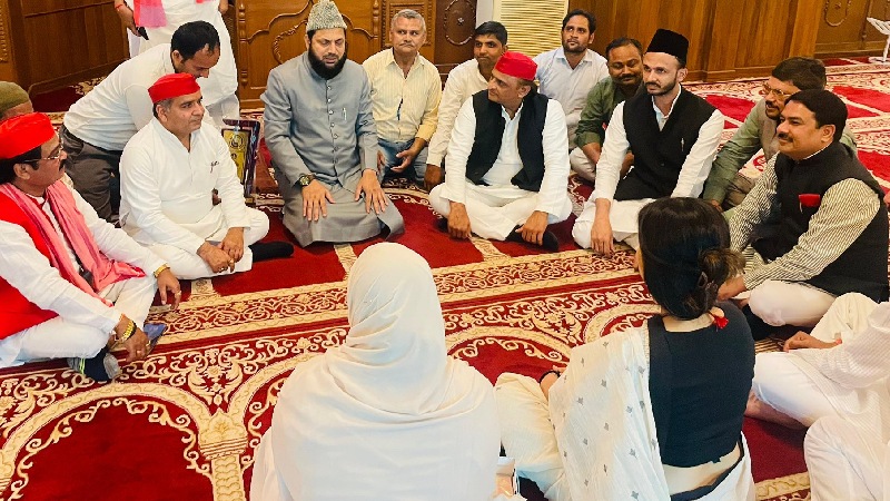 मस्जिद में सपा सांसदों की बैठक... BJP ने अखिलेश यादव पर साधा निशाना, कहा- इसे पार्टी का दफ्तर बना दिया