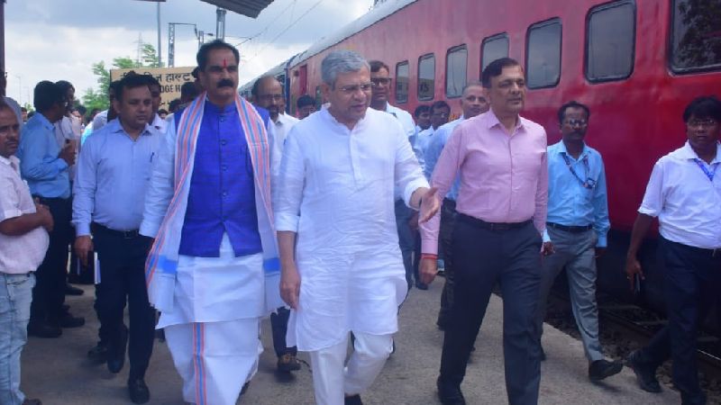 कर्पूरीग्राम स्टेशन पहुंचे रेल मंत्री अश्विनी वैष्णव, VIP व्यवस्था ठुकराकर दिया सादगी का संदेश