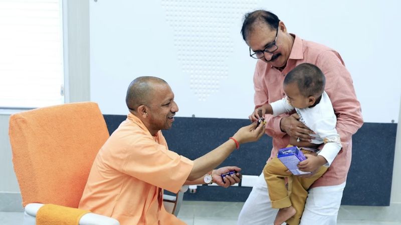 जब मां-बाप की उंगलियां छूटीं, तब सीएम योगी ने थामा हाथ... तीन मासूमों की जिंदगी को मिली नई राह
