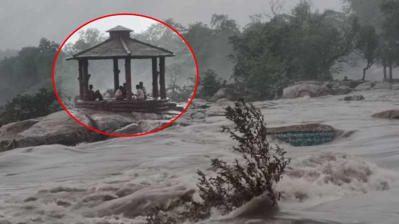 छत्तीसगढ़: देवपहाड़ी झरने पर पिकनिक मनाने गए पांच लोग तेज बहाव में फंसे, 7 घंटे के रेस्क्यू के बाद बचाई गई जान