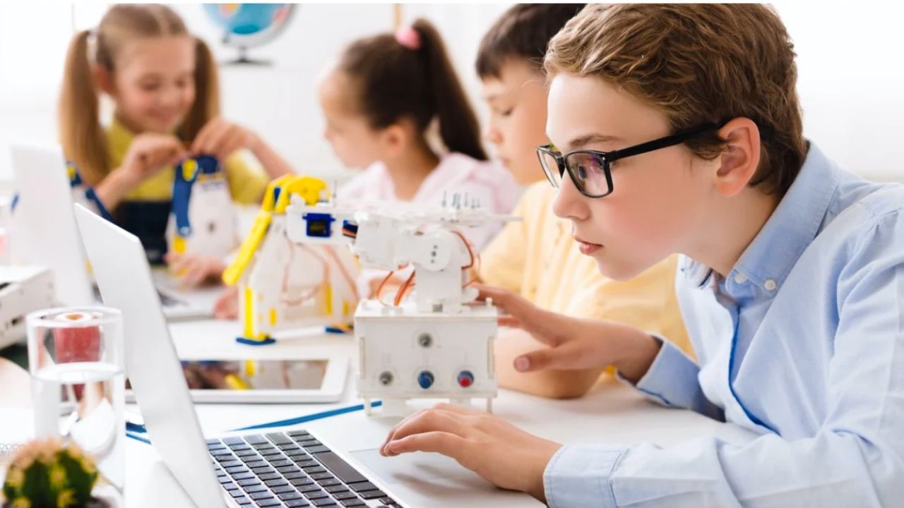 एक अनोखा स्कूल: जहां 1 घंटे की ऑनलाइन क्लास की फीस ₹1.88 लाख! जानिए क्या है इसकी खासियत