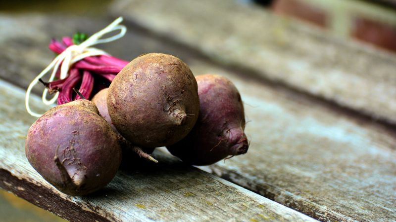 गुलाबी होंठ और चमकदार चेहरा चाहिए? इन तरीकों से लगाएं चुकंदर, आएगा नेचुरल निखार!