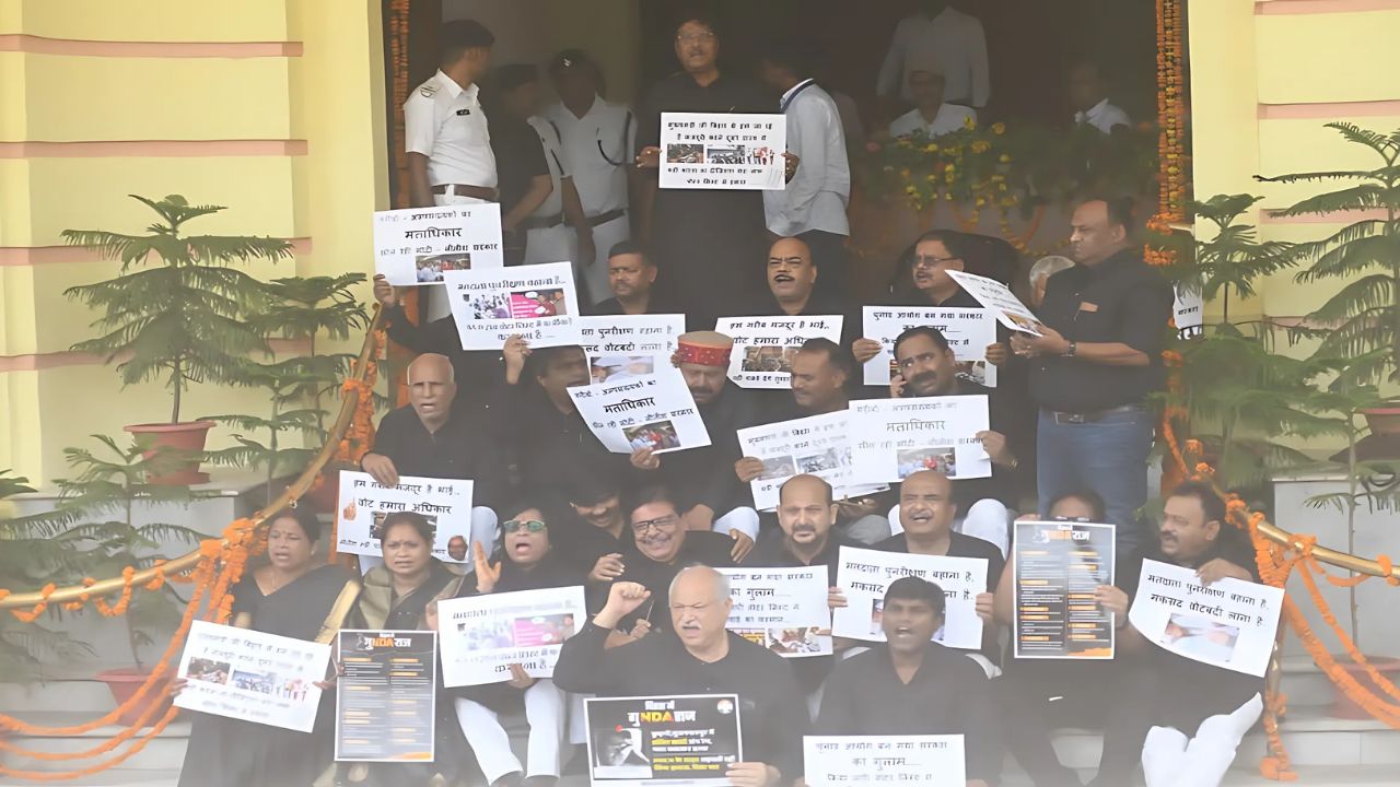 'अपने मुंह पर भी कालिख पोत लेते', काले कपड़े पहनकर विधानसभा के बाहर राजद विधायकों का हल्ला बोल, JDU ने कसा तंज