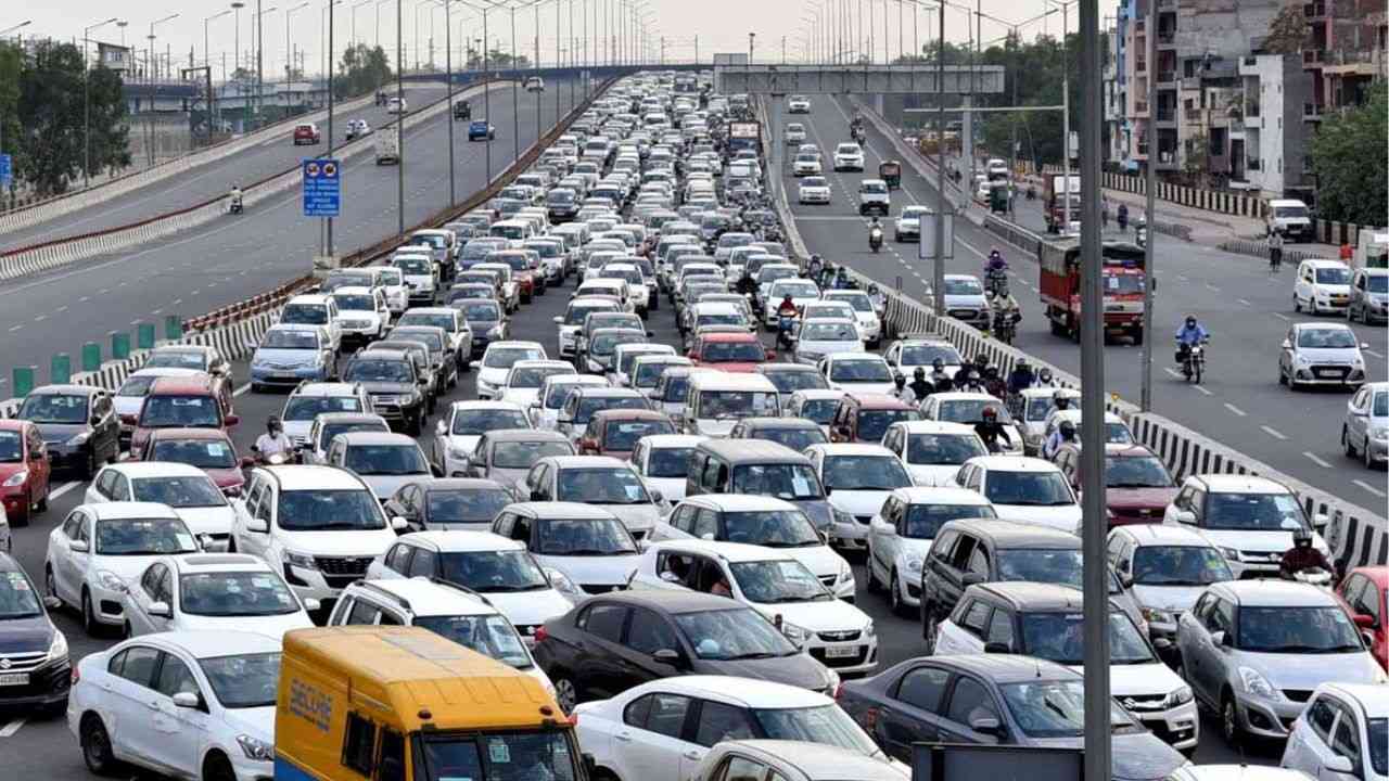 दिल्ली में कबाड़ बन रहीं महंगी कारें, जानें कैसे और कहां मिल सकती है इनकी सही कीमत