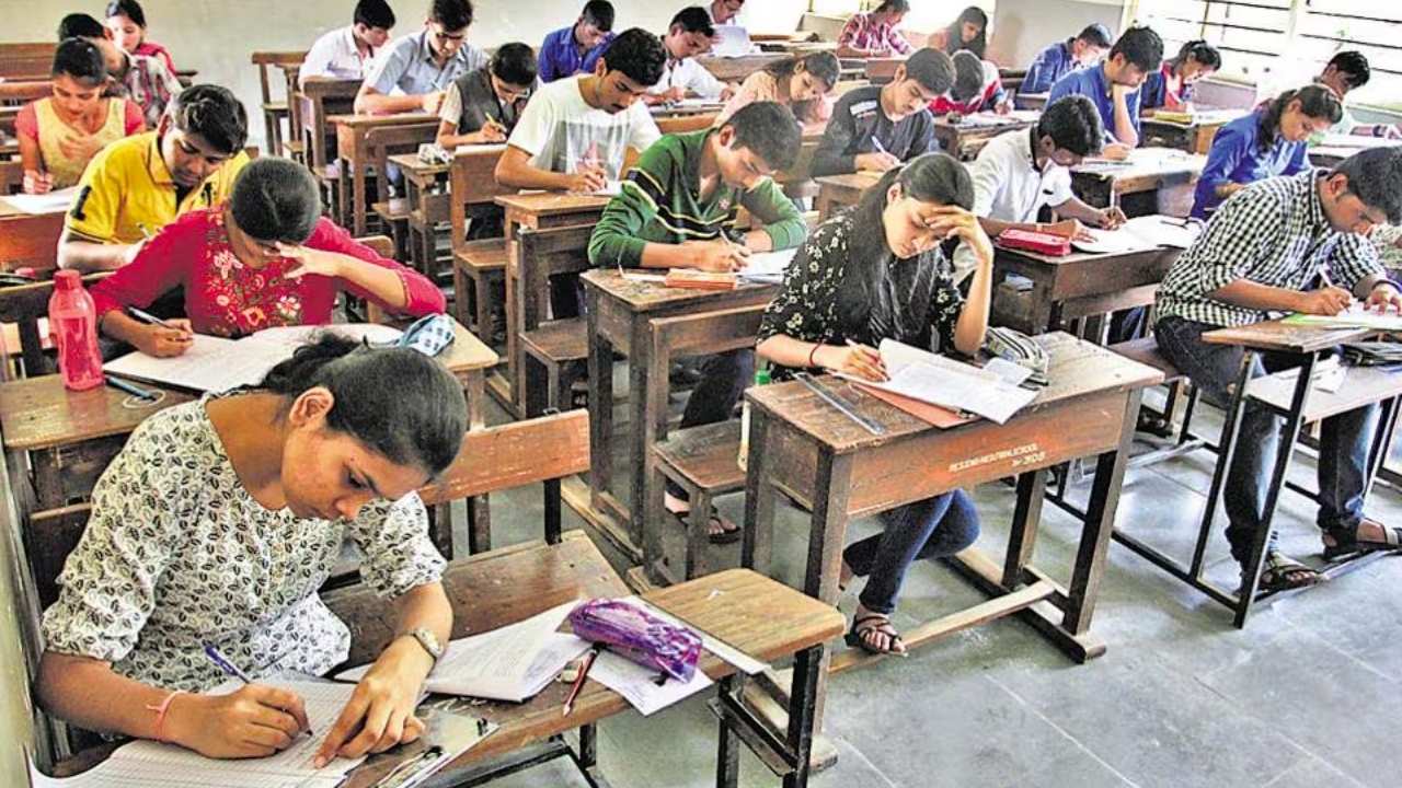 रेलवे भर्ती परीक्षाओं में बदला नियम, अब पगड़ी, बिंदी पहनकर भी दे सकेंगे एग्जाम