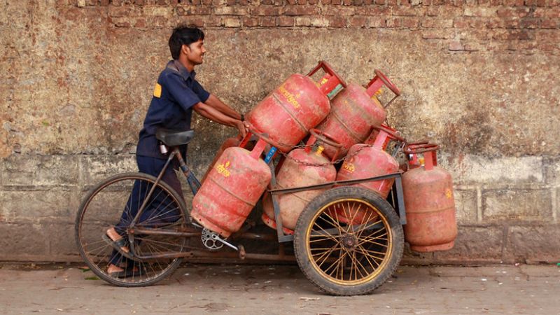 गैस सिलेंडर की भी होती है 'Expiry Date'! जानें कैसे पहचाने कोड और बचें बड़े हादसे से