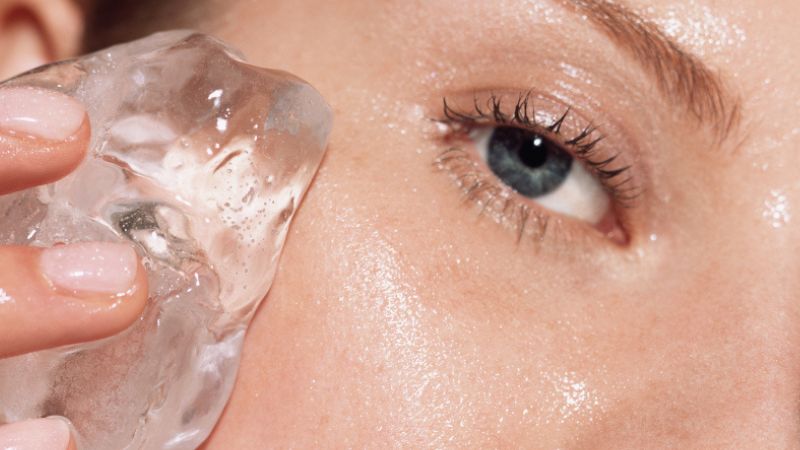 रोज़ 2 मिनट चेहरे पर करें Ice Massage...पहले ही दिन से दिखेंगे कमाल के फायदे, चमकने लगेगी त्वचा