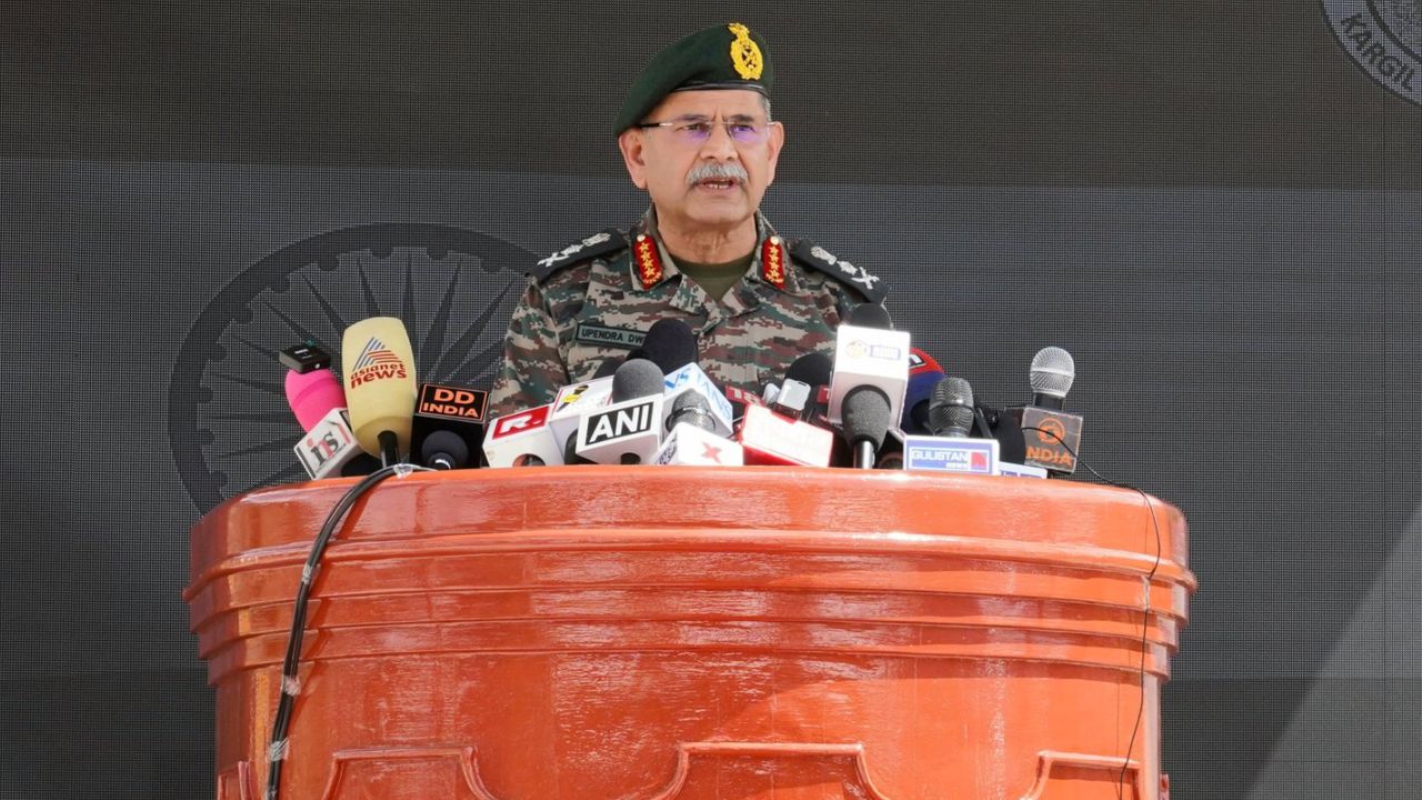 'शांति को अवसर, कायरता का पराक्रम से जवाब...', PAK-China को आर्मी चीफ ने दी चेतावनी, कहा- भारत की संप्रभुता को चुनौती देने वालों को मिलेगा मुंहतोड़ जवाब