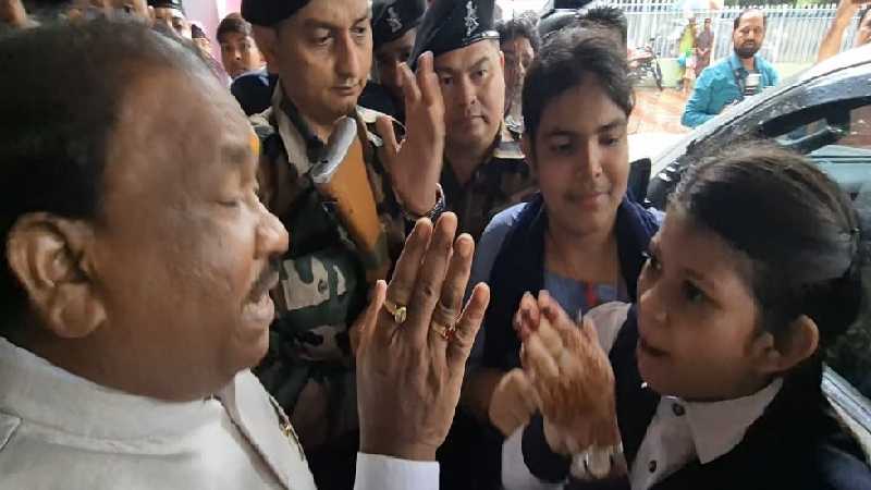 जमशेदपुर: इंटरमीडिएट कक्षाएं बंद करने के विरोध में छात्रों ने शिक्षा मंत्री रामदास सोरेन का घेराव किया