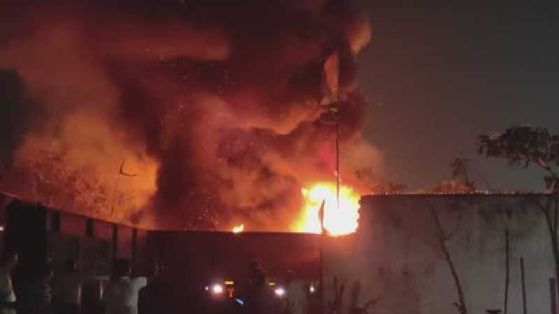 जमशेदपुर में अमूल के गोदाम में लगी भीषण आग, लाखों का माल जलकर हुआ खाक