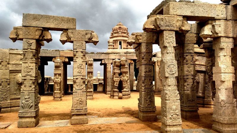 लेपाक्षी मंदिर का रहस्य: सदियों से हवा में झूलता यह स्तंभ क्यों है वैज्ञानिकों के लिए पहेली?