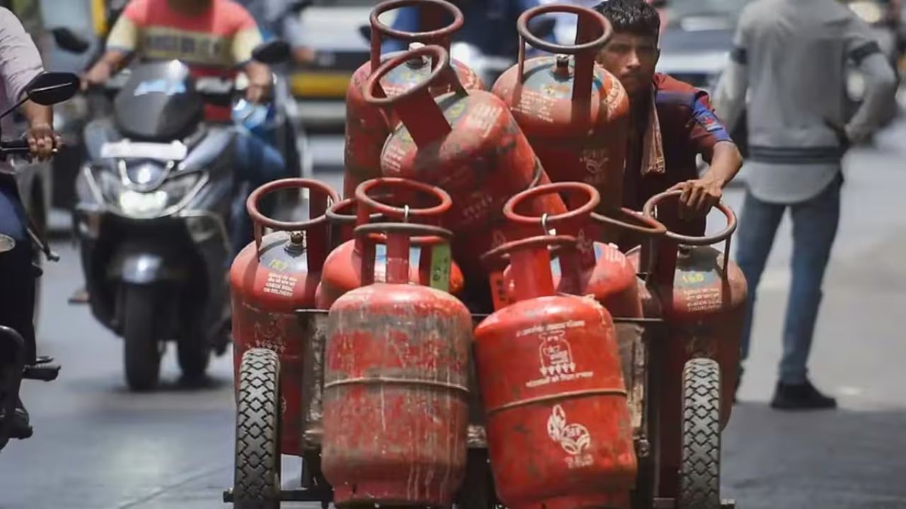 LPG Price: सस्ता हुआ कमर्शियल सिलेंडर! जानिए आपके शहर में क्या है नई कीमत