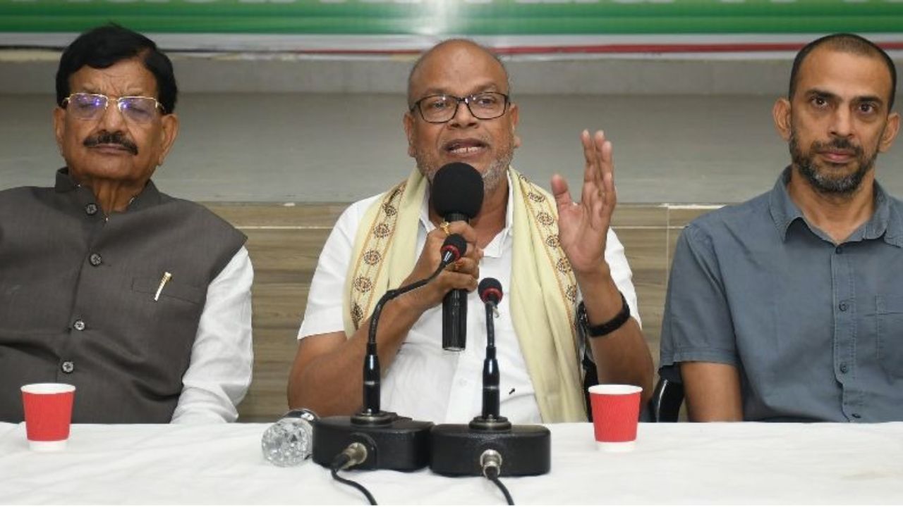 बिहार में कांग्रेस की सेनेटरी पैड स्कीम पर सियासी संग्राम! राहुल की फोटो पर भड़की BJP, बोली- महिलाओं का हो रहा अपमान