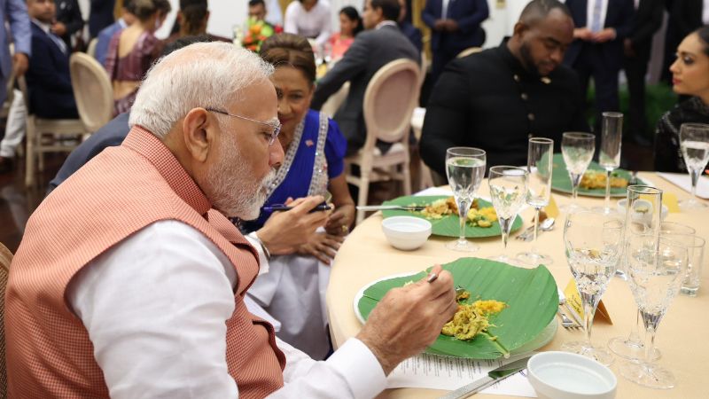 PM मोदी की त्रिनिदाद एंड टोबैगो यात्रा: PM कमला ने भाषण में पढ़ी उनकी कविता...सोहारी के पत्तों पर परोसा गया खाना