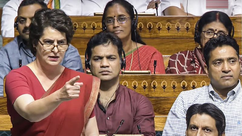 'लोग सरकार के भरोसे कश्मीर गए, लेकिन सरकार ने उन्हें भगवान भरोसे छोड़ा...', प्रियंका गांधी ने सदन में उठाए सवाल