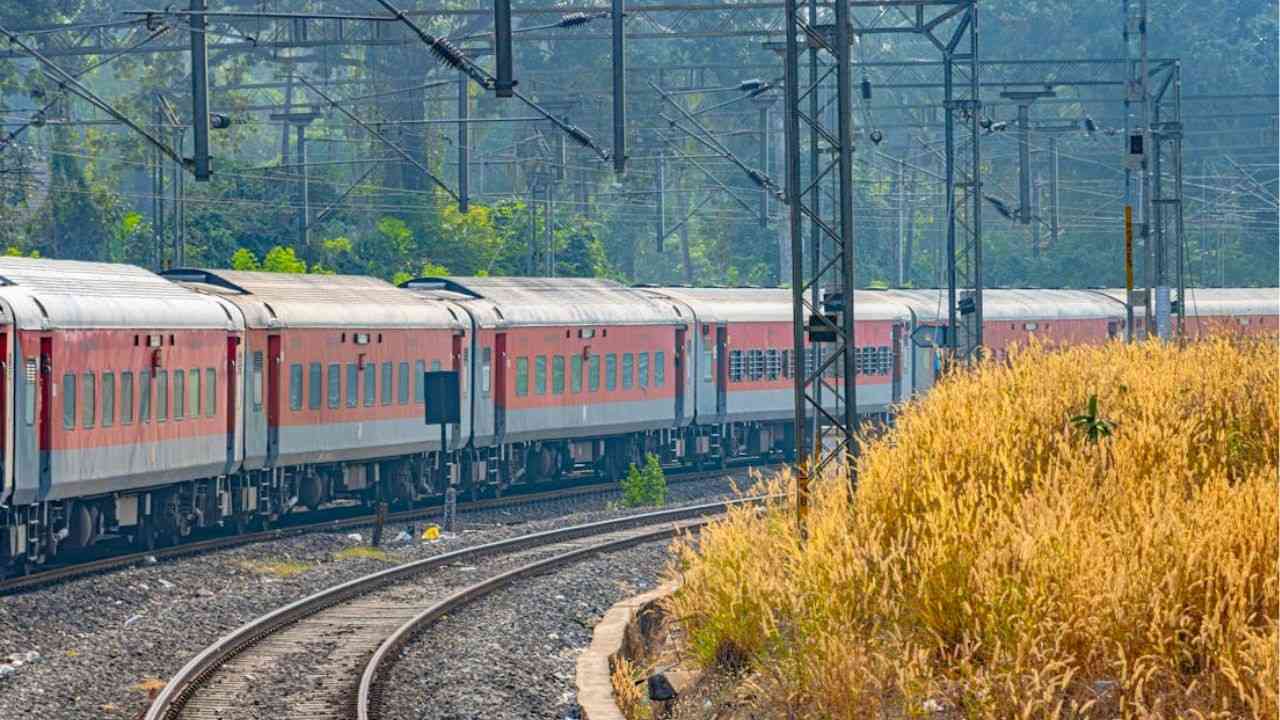 RailOne App से बदल जाएगा ट्रेन का सफर, टिकट से लेकर कैटरिंग तक सब कुछ अब एक ही ऐप पर, जानिए इसकी खूबियाँ
