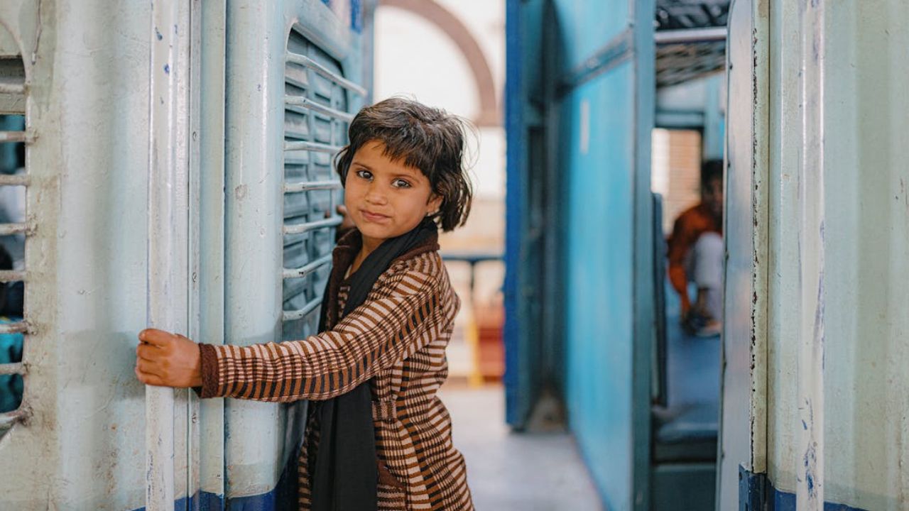 ट्रेन छूट गई? टिकट से फिर भी कर सकते हैं यात्रा या पा सकते हैं रिफंड, जानिए कैसे