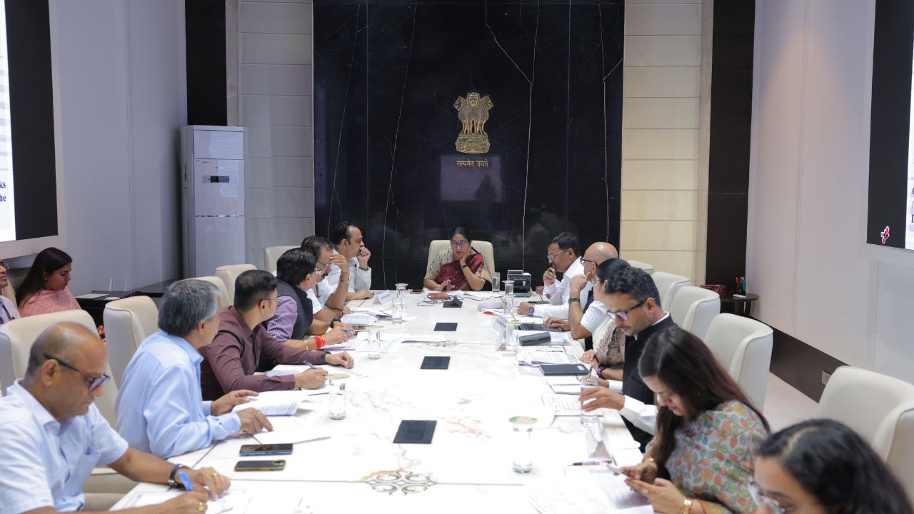 दिल्ली में स्वास्थ्य सुविधाओं का मेगा रिवैंप, CM रेखा गुप्ता ने बेड बढ़ाने, ICU अपग्रेडेशन से लेकर नए 'आरोग्य मंदिर' विकसित करने के दिए निर्देश