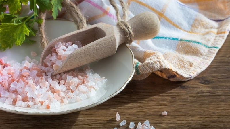 एक चुटकी नमक आपके पानी को बना देगा अमृत! हैरान कर देंगे इसके फायदे