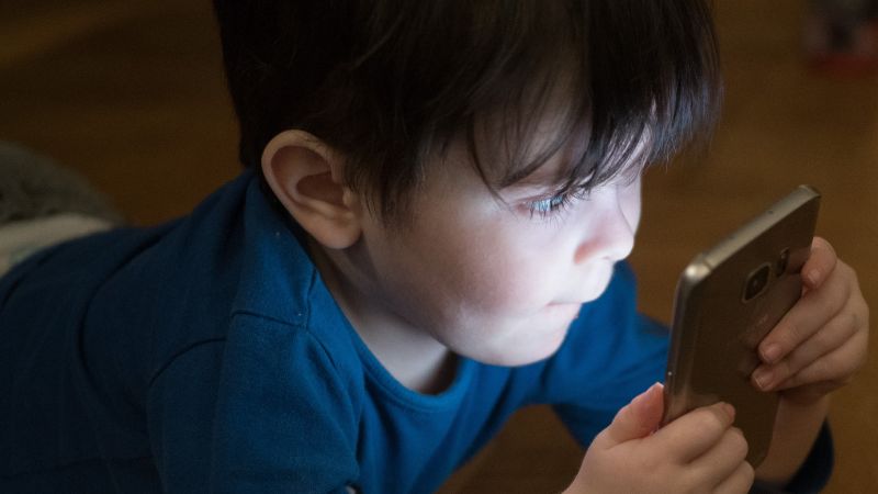 सावधान! 13 साल से कम उम्र के बच्चों को स्मार्टफोन न दें, अध्ययन ने खोली पोल