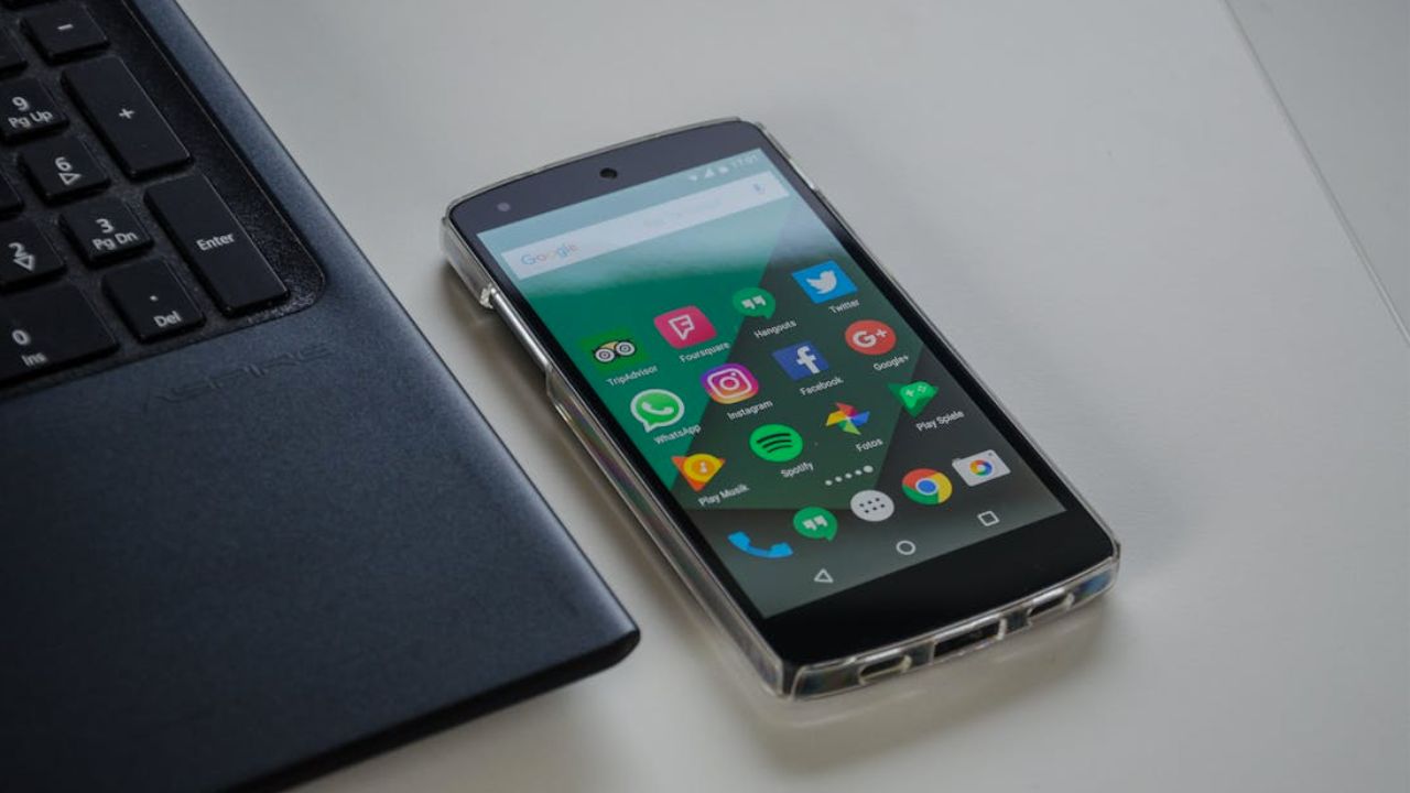 WhatsApp कॉलिंग हुई स्मार्ट! अब AI वॉयस असिस्टेंट करेगा बातचीत आसान और तेज़