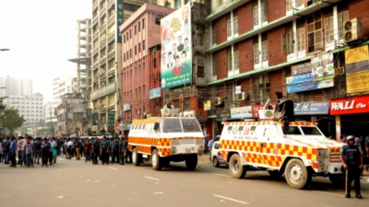 'ईशनिंदा का आरोप लगाया, भीड़ जुटाई और हमला कर दिया...', बांग्लादेश में थम नहीं रही हिंदुओं पर हिंसा, आपस में भी लड़कर मर रहे हैं कट्टरपंथी