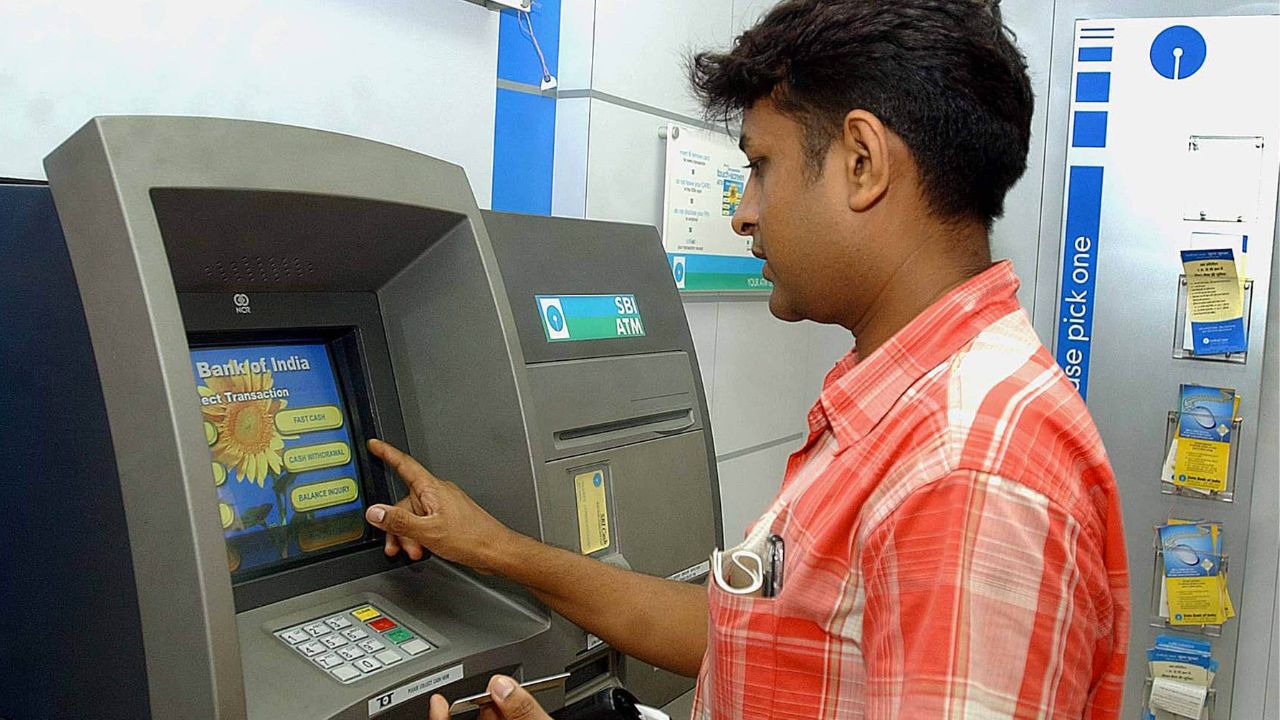 RBI: अब ATM से बार-बार कैश निकालना पड़ेगा भारी, जानिए RBI के नए नियम