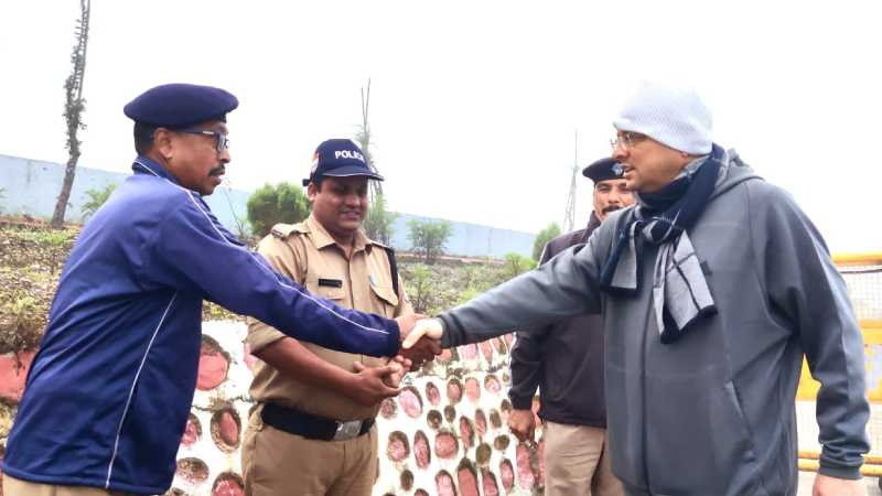 मुख्यमंत्री पुष्कर सिंह धामी ने भराड़ीसैंण में तैनात सुरक्षाकर्मियों से की मुलाकात, कार्यों की सराहना की