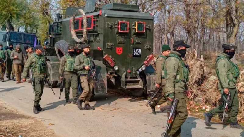 जम्मू-कश्मीर: आतंकियों के साथ जारी मुठभेड़ में सेना के दो जवान शहीद, दो घायल