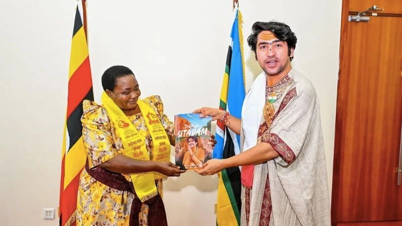 युगांडा में बजा सनातन का डंका… बागेश्वर बाबा को युगांडा के प्रधानमंत्री ने किया सम्मानित, मठ बनाने का दिया आमंत्रण