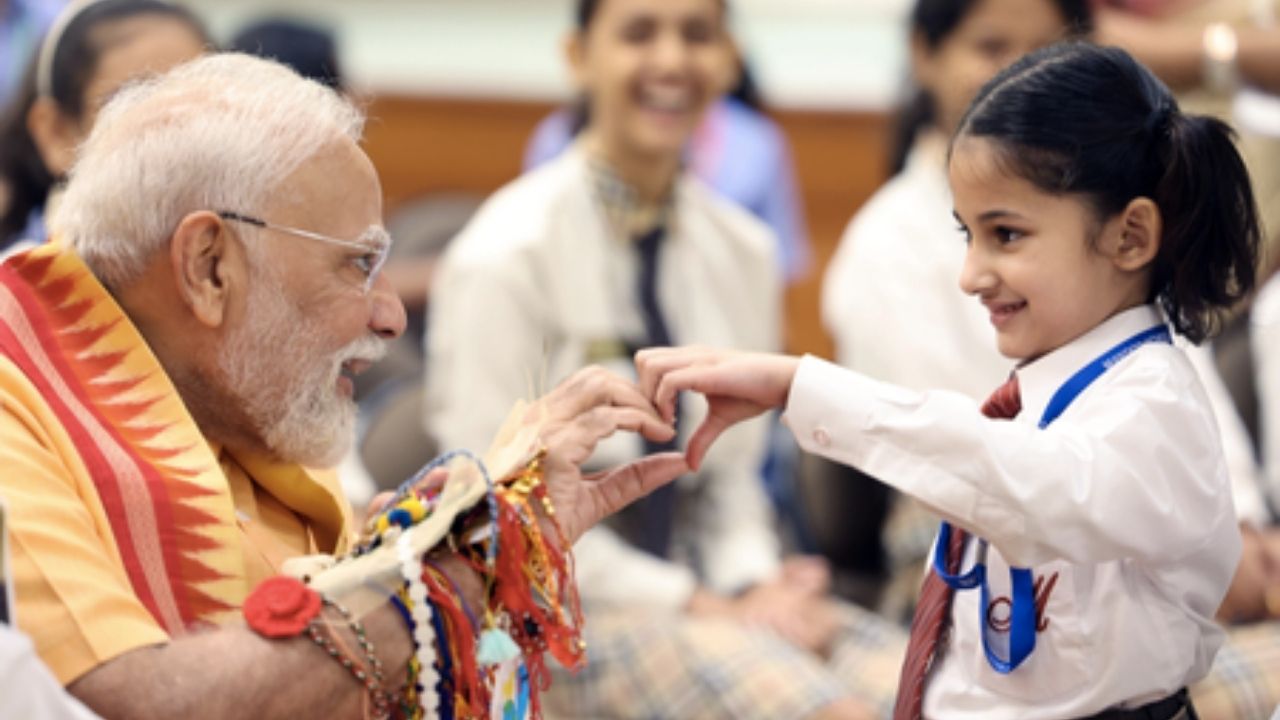 देशभर में रक्षाबंधन को लेकर उमंग, पीएम मोदी ने स्कूली छात्राओं से बंधवाई राखी, देखें खूबसूरत तस्वीरें