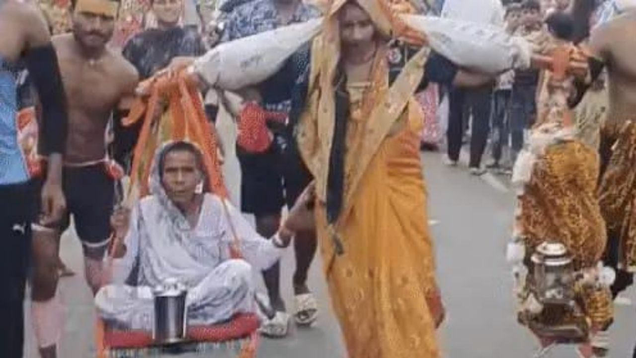 सास को कंधे पर लेकर कांवड़ यात्रा कर रही बहू... लोगों का दिल जीत रही सोशल मीडिया पर वायरल हो रही ये तस्वीर!
