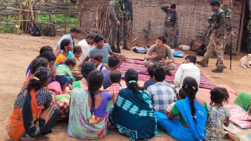 नक्सल प्रभावित इलाके में पहुंचकर गरियाबंद एसपी ने जीता दिल, 12 किमी की यात्रा के बाद जमीन पर बैठकर सुनी लोगों की समस्याएं