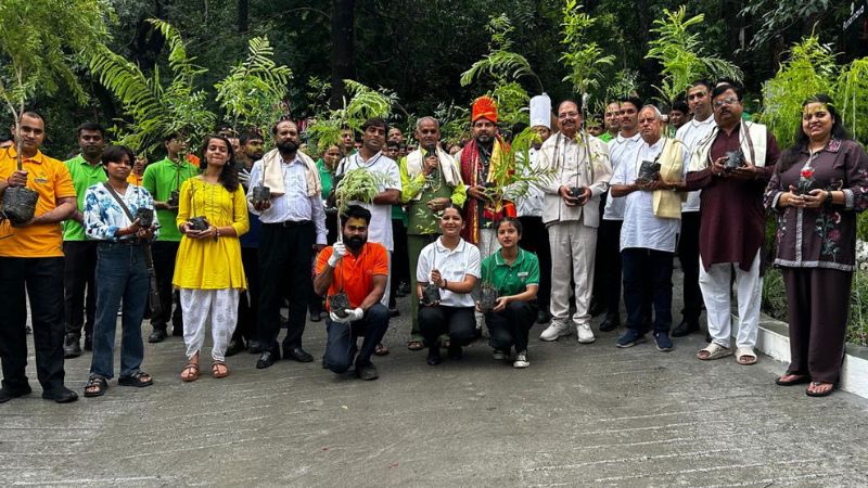 CM धामी की मुहिम को रफ्तार दे रहे आचार्य आशीष सेमवाल, 'एक पेड़ मां के नाम' अभियान के तहत Punarnava Resort में किया वृक्षारोपण