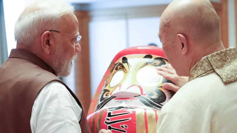 मोदी को मिला जापान का सबसे पवित्र तोहफा, गुड लक साइन दारुमा डॉल को निहारते रह गए PM, क्यों हो रही इस गुड़िया की चर्चा?