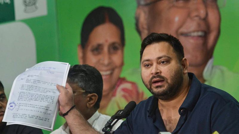 चुनाव आयोग को घेरने के चक्कर में बुरे फंसे तेजस्वी यादव, 2 वोटर आईडी कार्ड रखने का लगा बड़ा आरोप, जुर्माना और कैद की भी उठी मांग