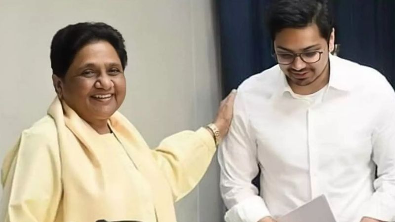 कंधे पर हाथ रखकर कराई एंट्री, फिर कतर दिए पर, अब दी नई उड़ान... BSP में आकाश होंगे सर्वेसर्वा! जानें भतीजे पर मायावती की कृपा की वजह