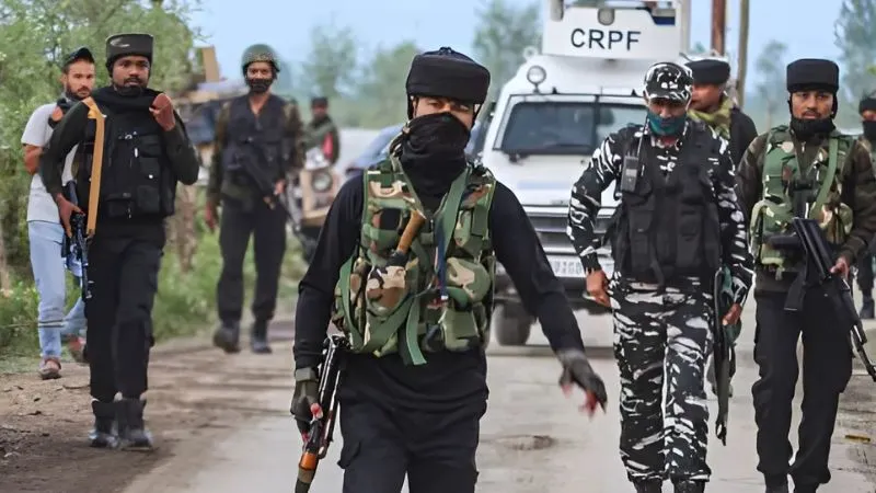 जम्मू-कश्मीर में सेना के जवानों ने 2 आतंकवादियों को पकड़ा, AK-47 और हैंड ग्रेनेड हथियार भी बरामद