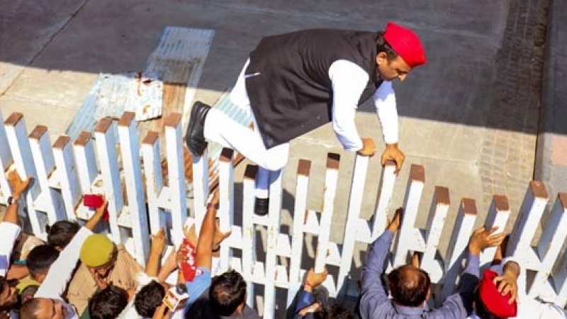 चुनाव आयोग के खिलाफ विपक्ष का हल्ला बोल, बैरिकेड पर चढ़कर कूदे अखिलेश यादव, राहुल-प्रियंका गांधी हिरासत में