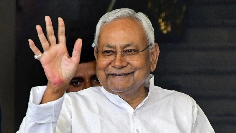 74 साल के नीतीश की सोशल इंजीनियरिंग की काट नहीं खोज पा रही 55 और 35 साल के लड़कों की जोड़ी, सुशासन बाबू की जुबान नहीं काम बोलता है!