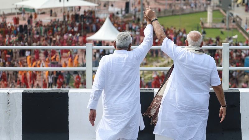 आत्मविश्वास से भरी चाल, सीएम का हाथ पकड़कर ऊपर उठाया और बिहारी अंदाज में लहरा दिया गमछा, मोदी-नीतीश की जुगलबंदी देख तेजस्वी-राहुल की टेंशन बढ़ना तय