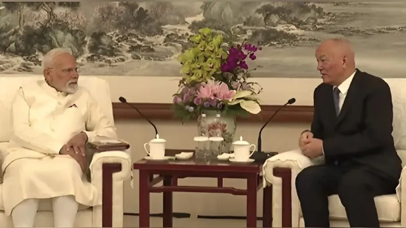 चीन में जीनपिंग के बाद चोटी के नेता माने जाने वाले शख्स से मिले PM मोदी, आखिर कौन है ये व्यक्ति?