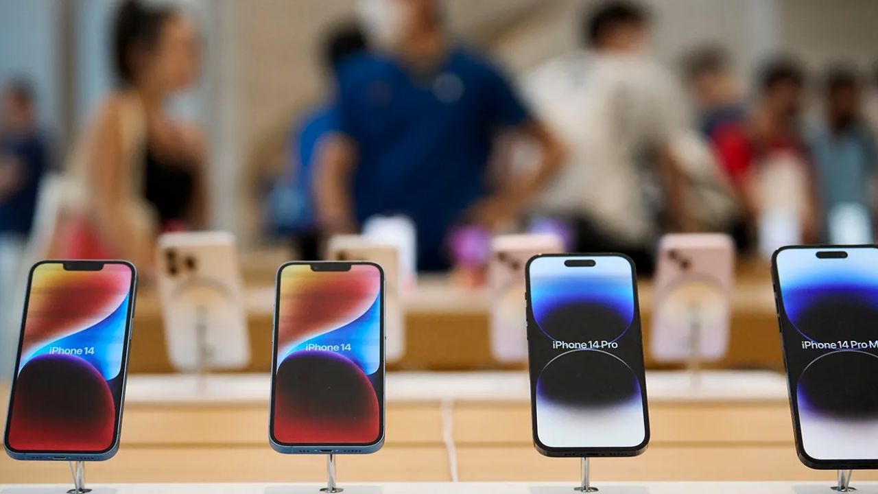 ट्रंप की धमकी को एप्पल ने दिखाया ठेंगा तो हुआ बंपर फायदा, रॉकेट बना भारत से iPhone का निर्यात, 63% की बढ़ोतरी; जल्द चीन छूट जाएगा पीछे