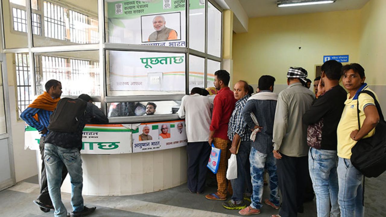 5 लाख तक का मुफ्त इलाज! जानिए आपके जिले में कौन से अस्पताल हैं योजना में शामिल