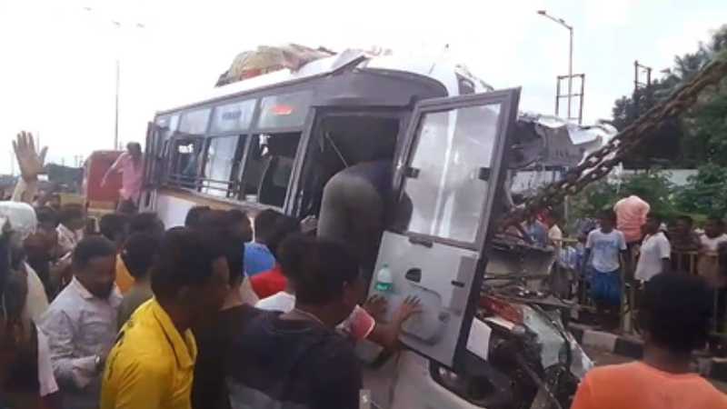 Bus Accident: पश्चिम बंगाल में बस और ट्रक की भीषण टक्कर, 10 यात्रियों की मौत हुई, 35 घायल