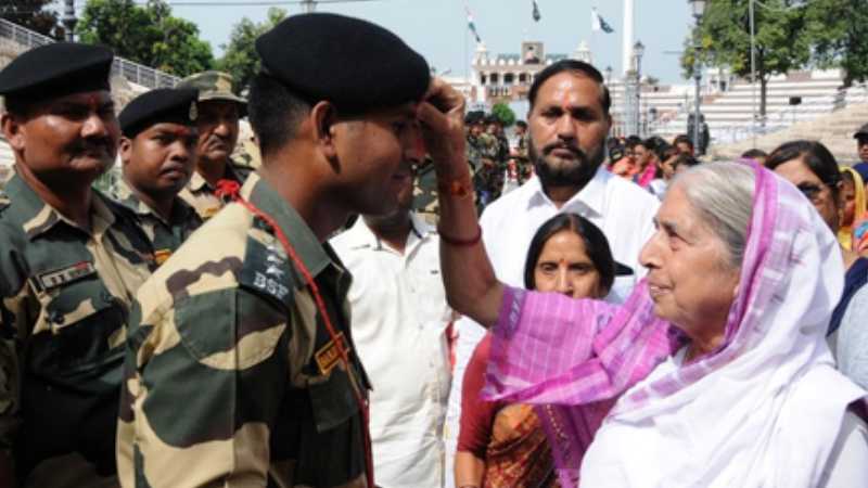 पूर्व स्वास्थ्य मंत्री लक्ष्मीकांता चावला ने अटारी-वाघा बॉर्डर पर BSF जवानों को बांधी राखी, 58 साल से निभा रहीं फर्ज