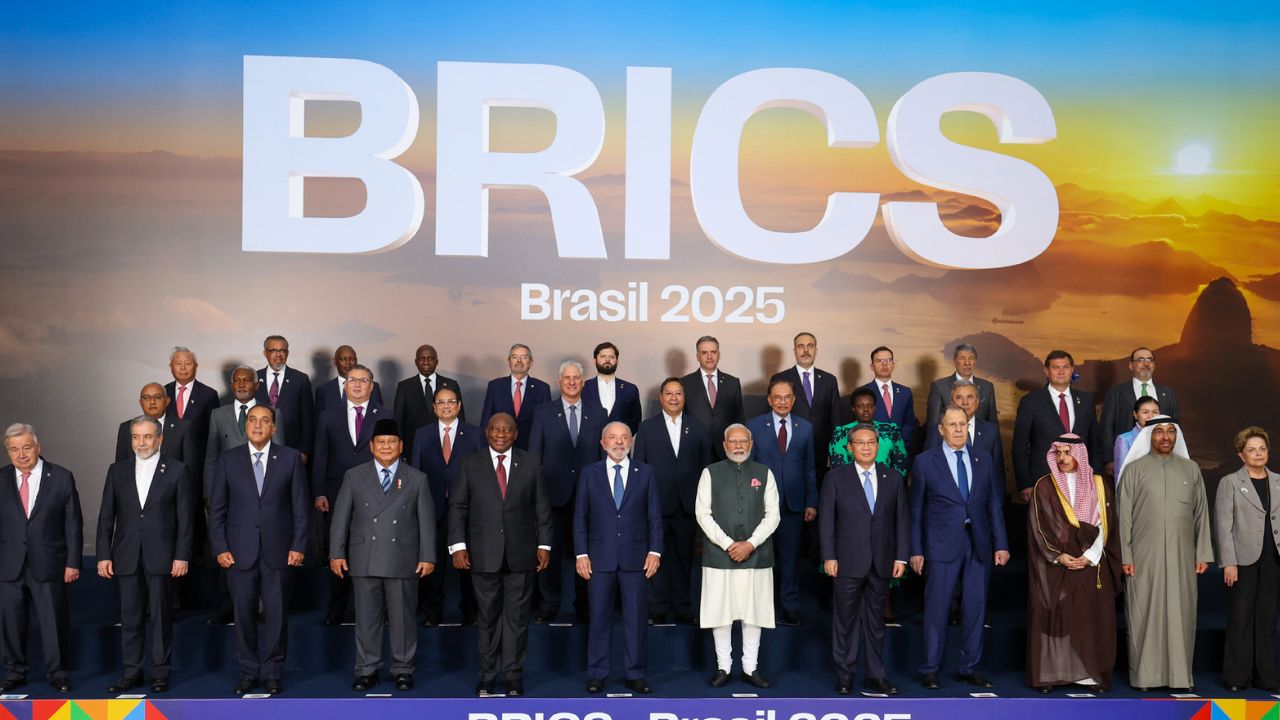 मल्टीपोलर वर्ल्ड की मांग तेज, लिबरल ग्लोबल ऑर्डर और वैश्विक ट्रेड पर मंडराए खतरों के बीच 'BRICS' के नेतृत्व की भूमिका में भारत, ट्रंप के खौफ खाने की है ये असली वजह!